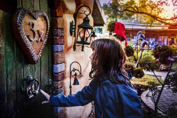 מנסה לפתוח את הדלת של בית הממתקים של המכשפה